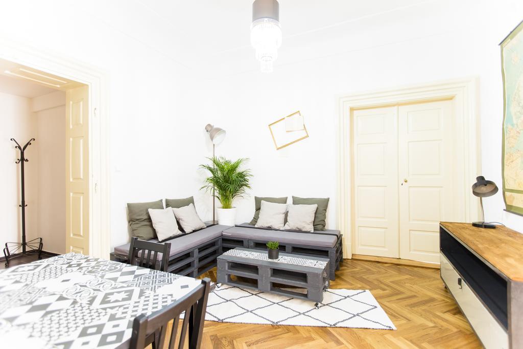 Friday Songs Appartement Praag Buitenkant foto